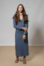 Michonet – Robe Zigzag Violet, paars met groene lange jurk met zigzagpatroon gedragen door een model