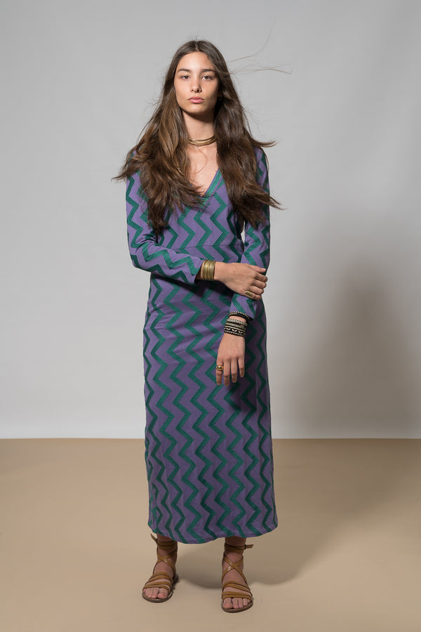 Michonet – Robe Zigzag Violet, lila och grön sicksackmönstrad långklänning buren av en modell