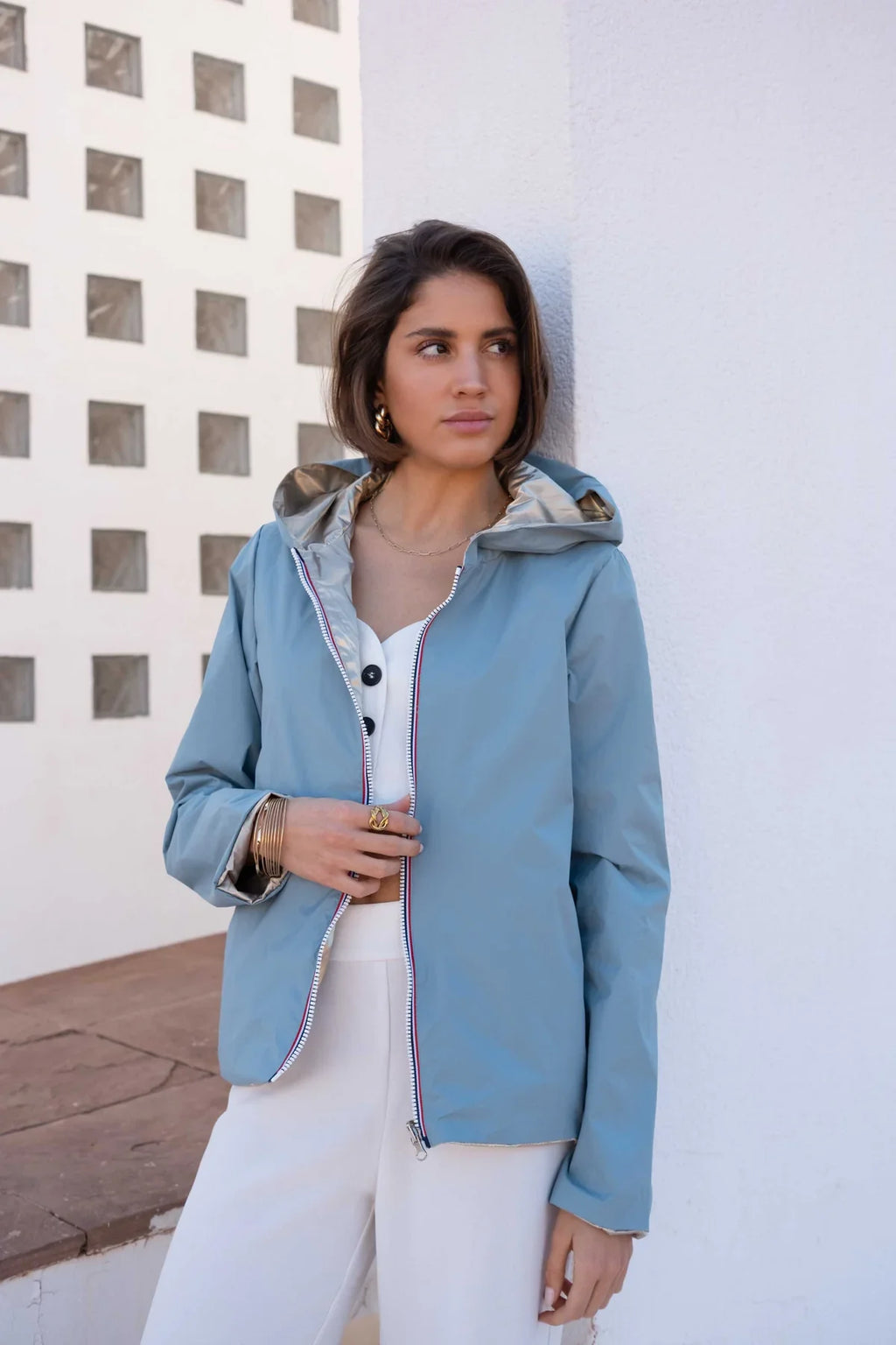 Kurzer Regenmantel Elena – Himmelblau/Gold