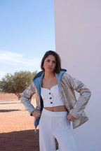 Kurzer Regenmantel Elena – Himmelblau/Gold
