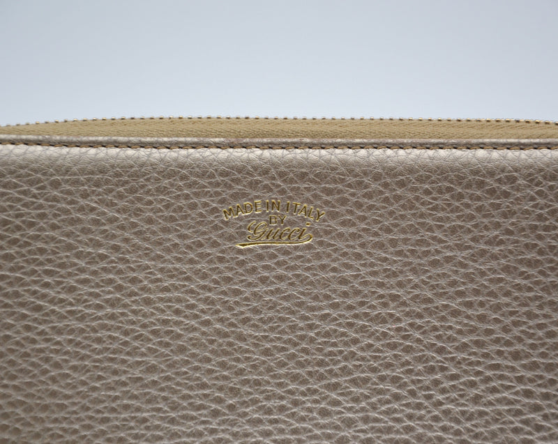 Cartera con cremallera de bambú de cuero granulado dorado Gucci