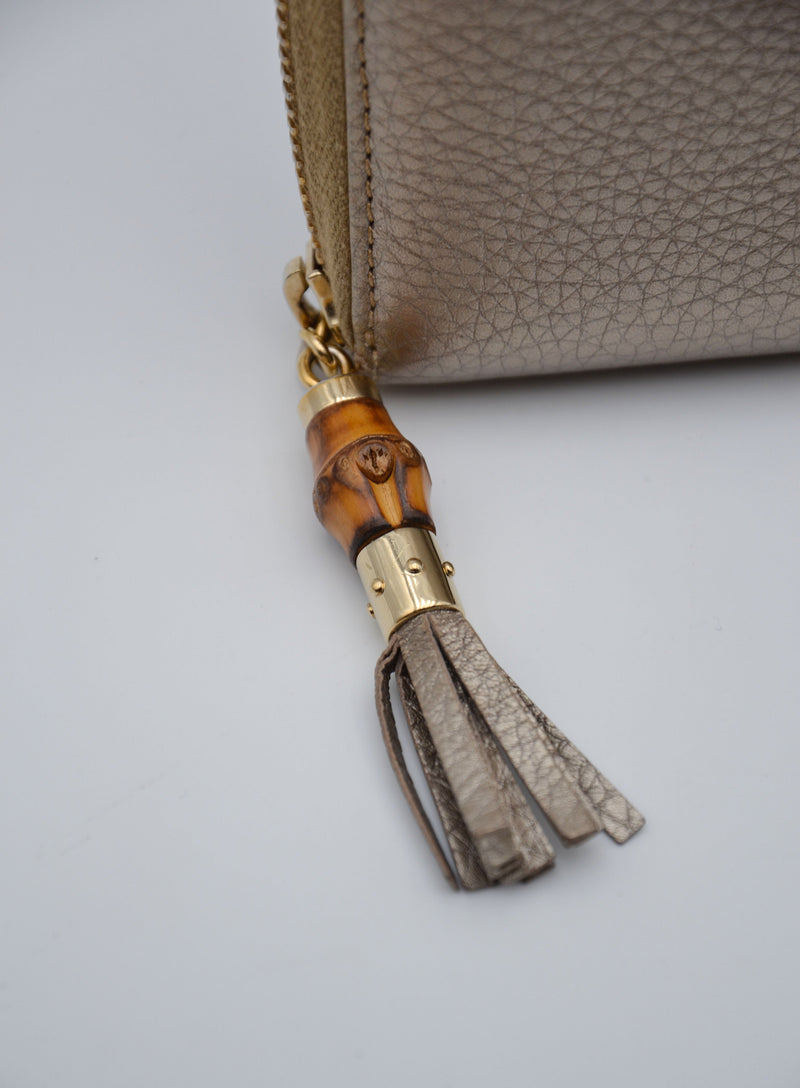 Cartera con cremallera de bambú de cuero granulado dorado Gucci