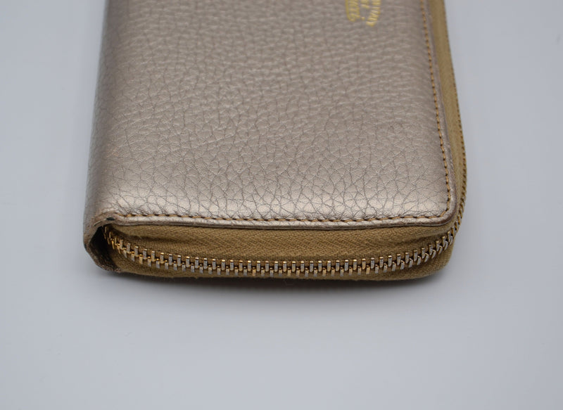 Cartera con cremallera de bambú de cuero granulado dorado Gucci