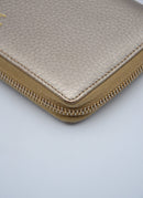 Cartera con cremallera de bambú de cuero granulado dorado Gucci