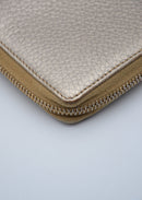 Cartera con cremallera de bambú de cuero granulado dorado Gucci