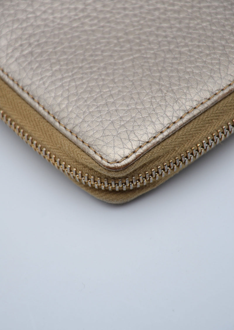 Cartera con cremallera de bambú de cuero granulado dorado Gucci