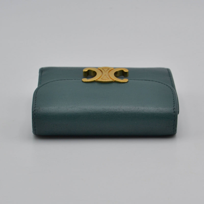 Céline Cartera pequeña con solapa Triomphe