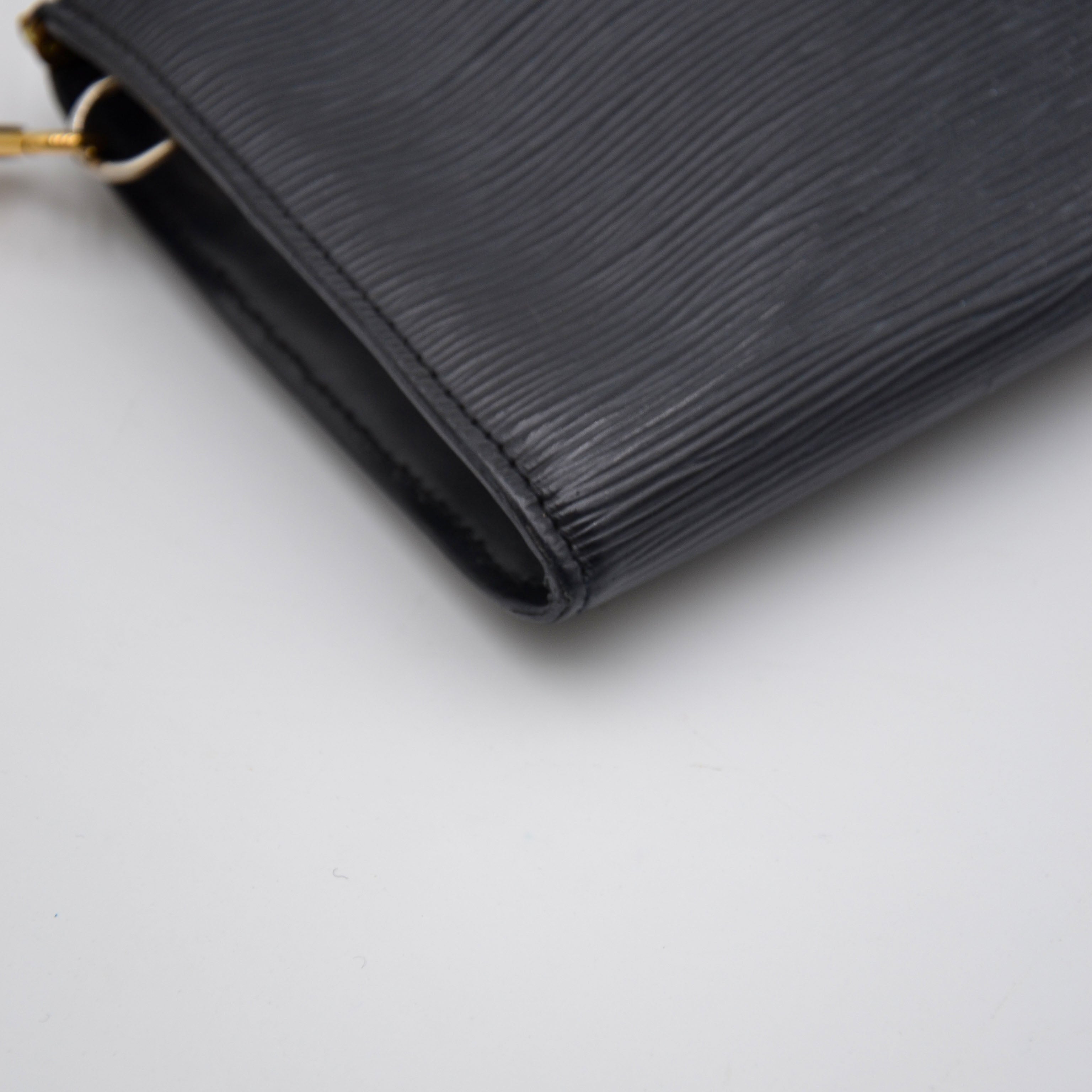 Pochette Louis Vuitton Accesorios Cuero Épi Negro