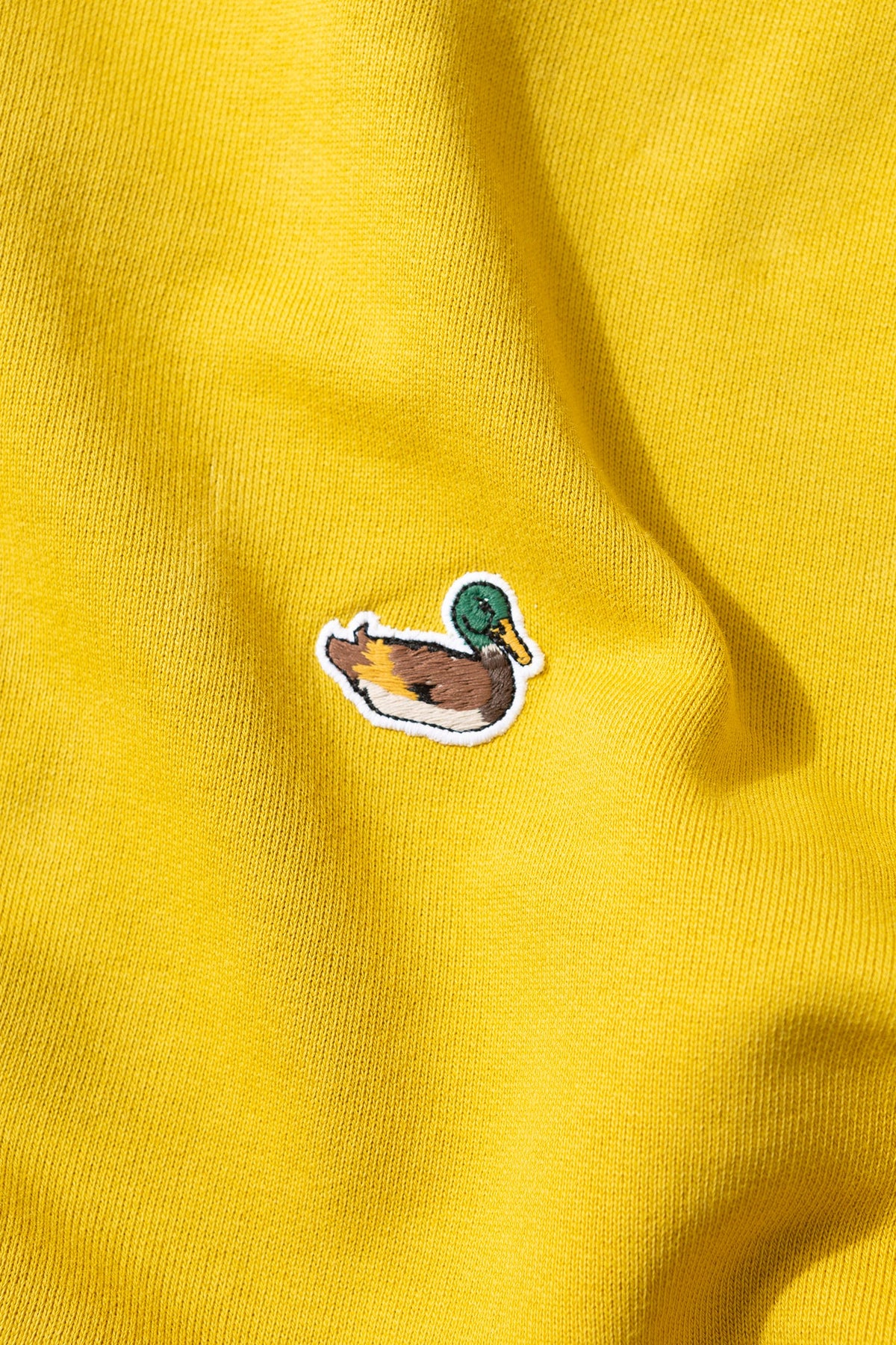Sudadera Lisa Parche Pato Mostaza