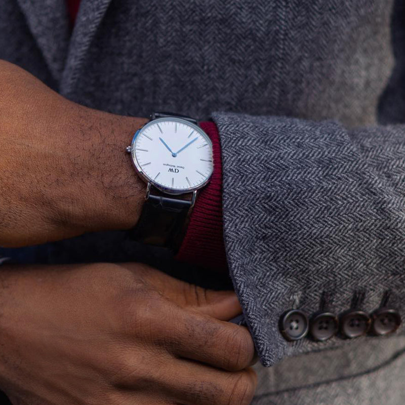 Reloj clásico de lectura blanco.