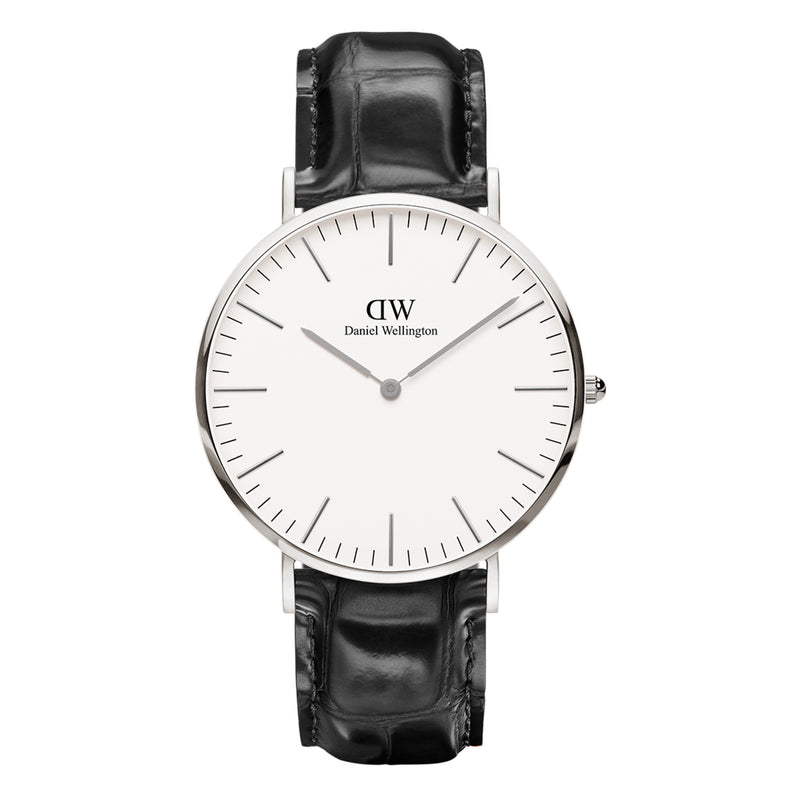 Reloj clásico de lectura blanco.