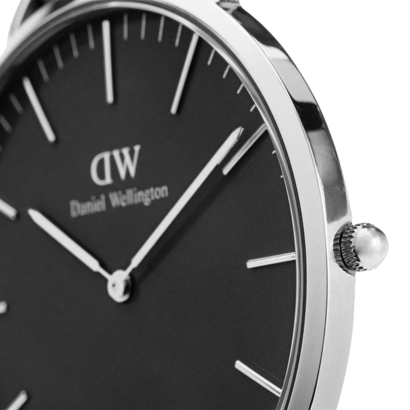 Reloj negro de lectura clásico