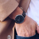 Reloj negro de lectura clásico