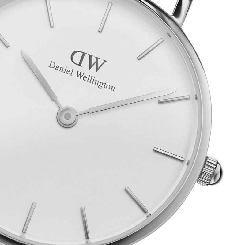 Reloj pequeño de lectura blanco