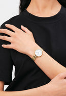 Montre Petite Roman Numerals 5 Link Gold
