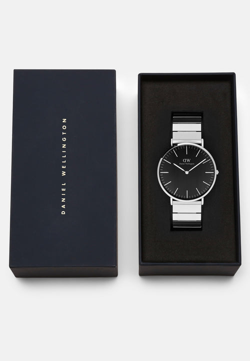 Reloj clásico de plata con ónix y enlace de piano