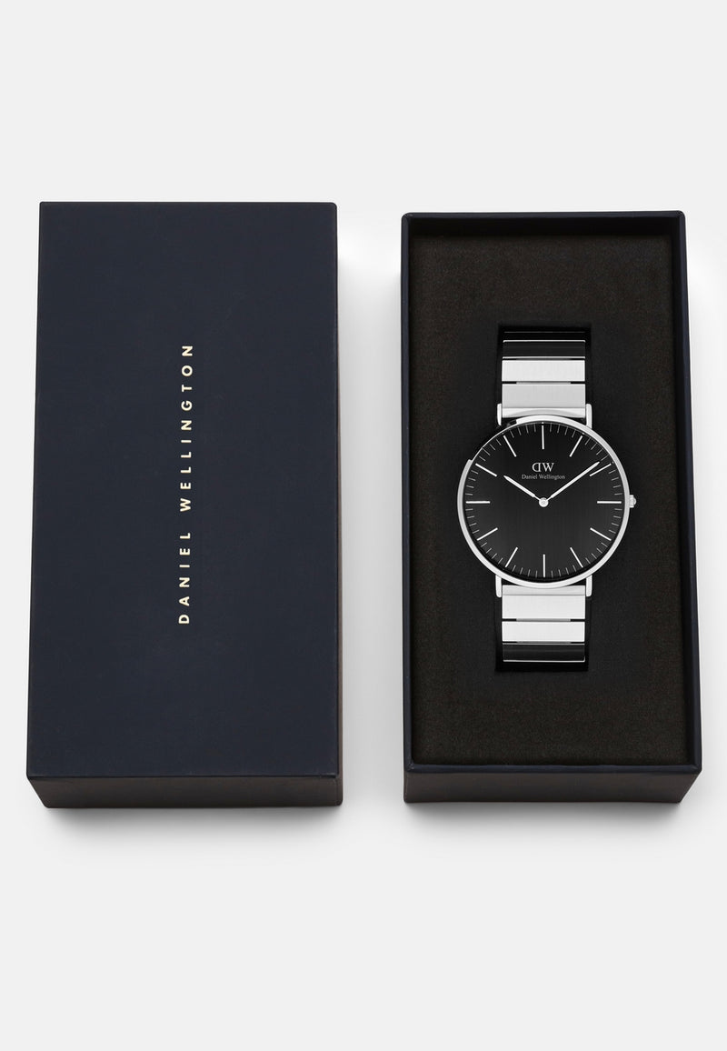 Reloj clásico de plata con ónix y enlace de piano