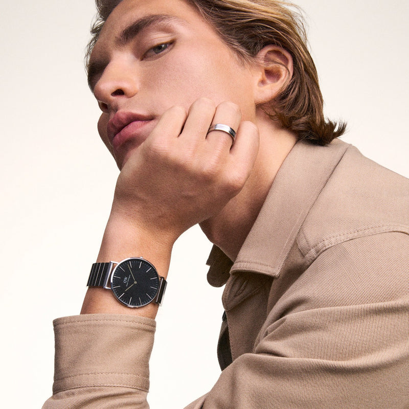 Reloj clásico de plata con ónix y enlace de piano