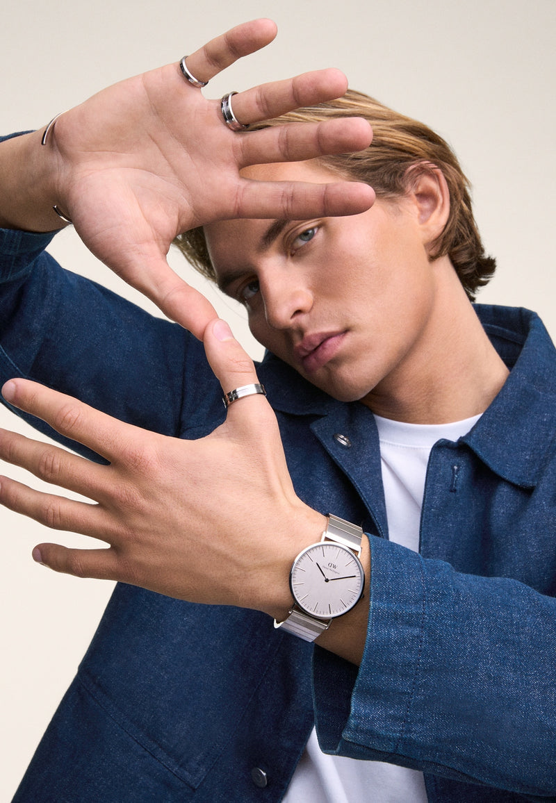 Reloj Unitone plateado con enlace de piano clásico