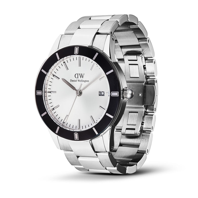Icónico reloj plateado con bisel negro y rayos de sol en blanco Paradigma Link