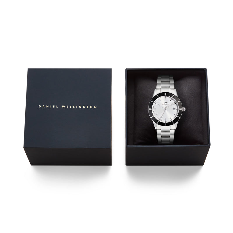 Icónico reloj plateado con bisel negro y rayos de sol en blanco Paradigma Link