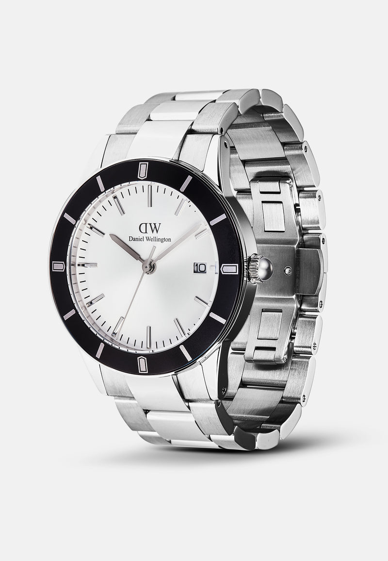 Icónico reloj plateado con bisel negro y rayos de sol en blanco Paradigma Link