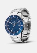 Reloj plateado con bisel azul y esmalte azul icónico Paradigma Link