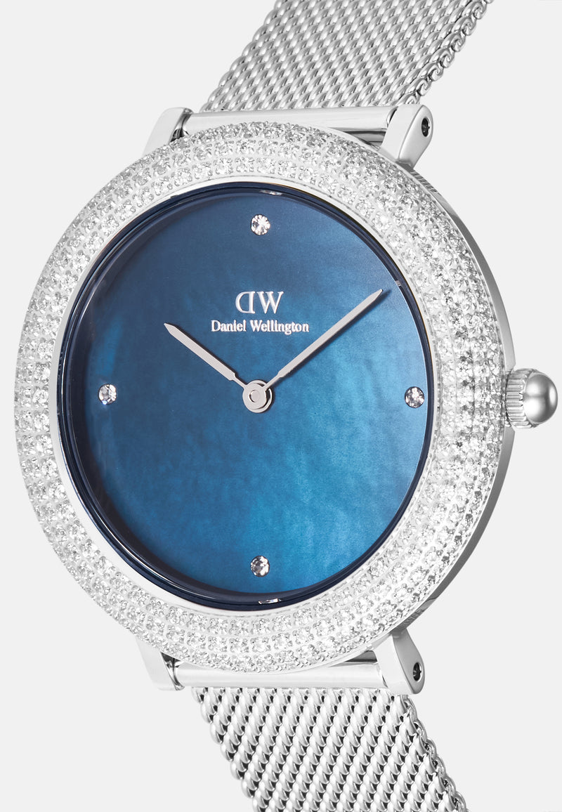 Reloj plateado con fregona azul esterlina con bisel cristalino