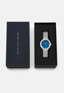 Reloj plateado con fregona azul esterlina con bisel cristalino