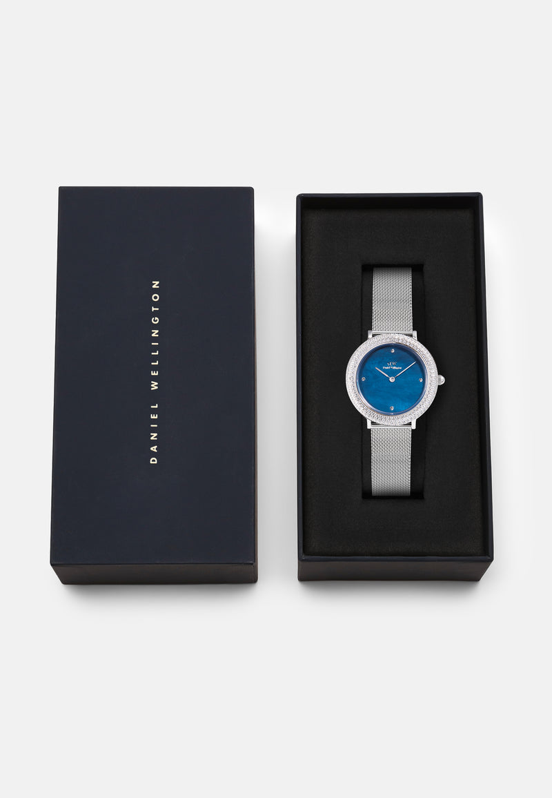 Reloj plateado con fregona azul esterlina con bisel cristalino