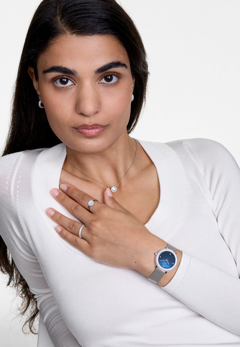 Reloj plateado con fregona azul esterlina con bisel cristalino