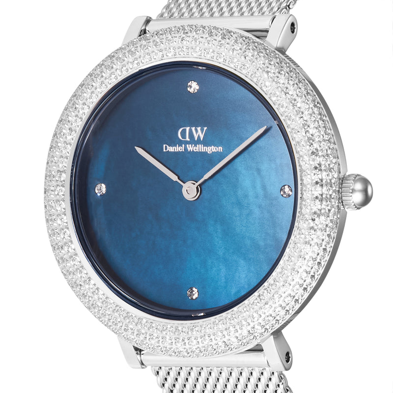 Reloj plateado con fregona azul esterlina con bisel cristalino