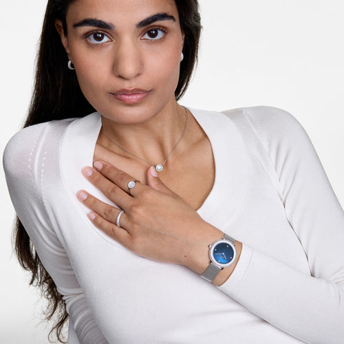 Reloj plateado con fregona azul esterlina con bisel cristalino