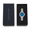 Reloj plateado con fregona azul esterlina con bisel cristalino