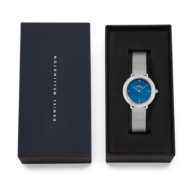 Reloj plateado con fregona azul esterlina con bisel cristalino