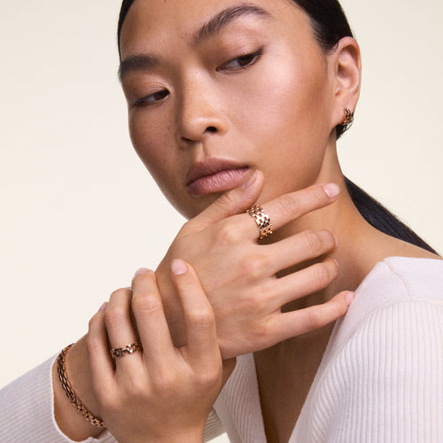Anillo de oro rosa de 3 filas inspirado en enlaces