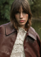 An'ge – Veste Claudiane Wine, mannequin femme en veste en cuir marron et chemise blanche