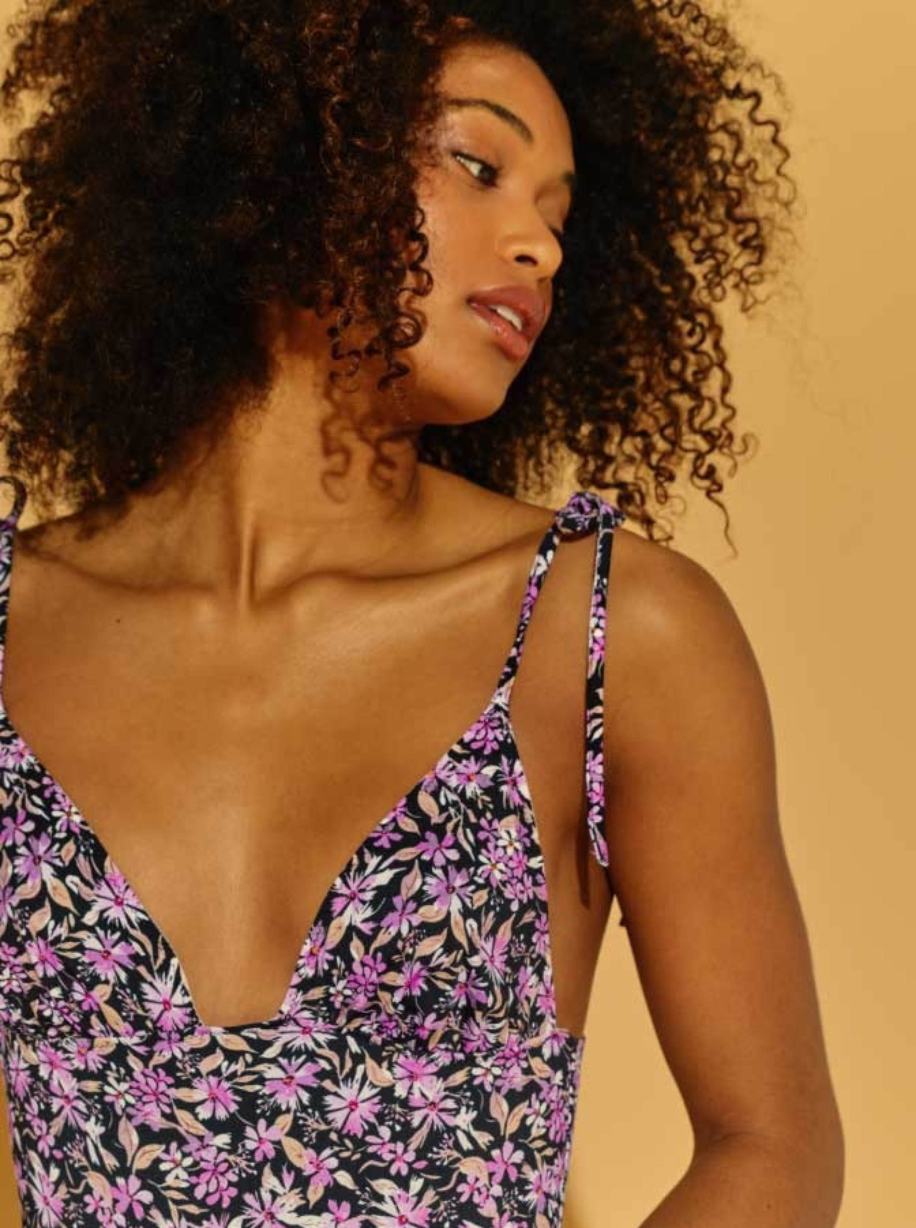 Bañador anudado con flores moradas