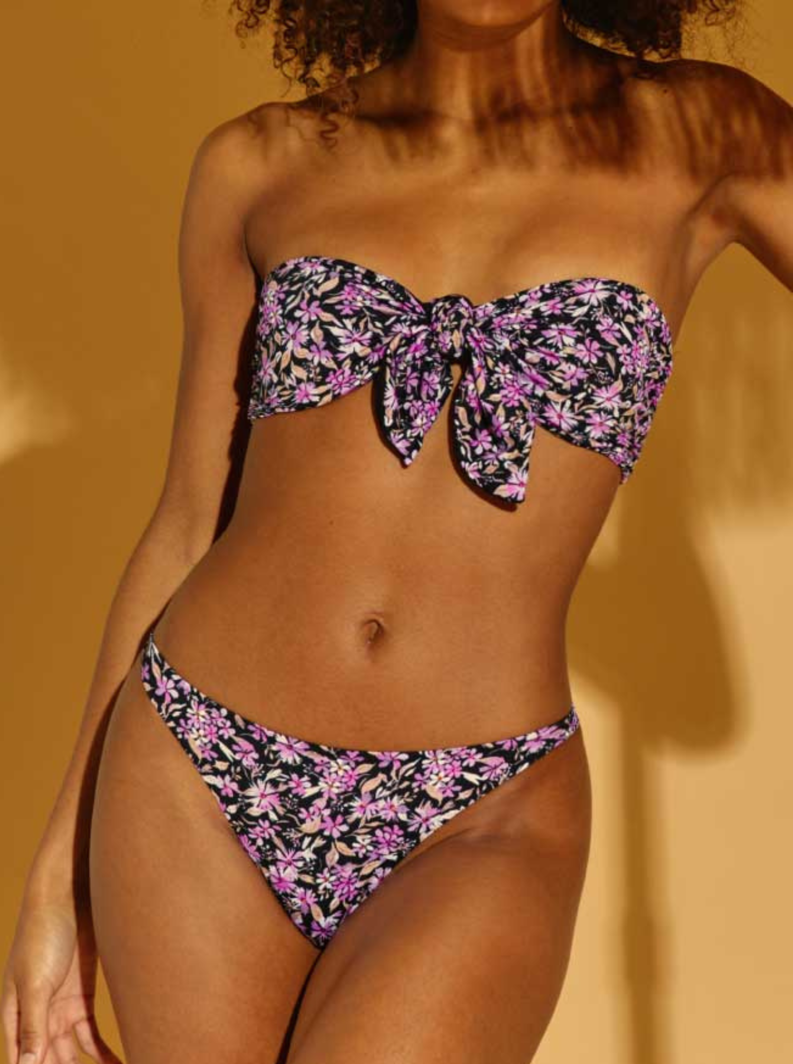 Tanga de natación con flores moradas