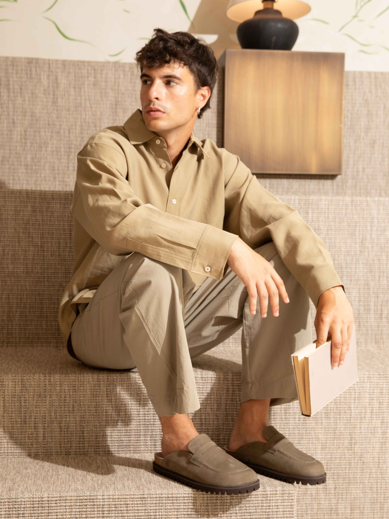 Zuecos Lois de nobuck caqui