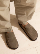 Zuecos Lois de nobuck caqui