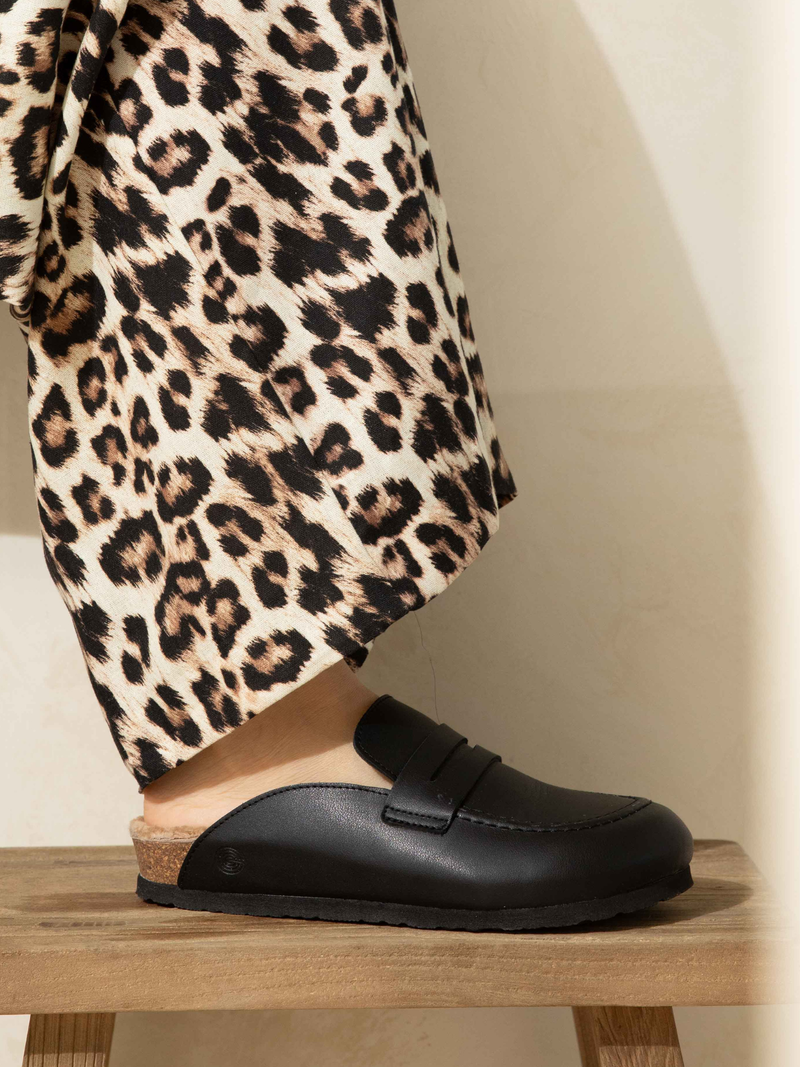 Lois Leather Black Clogs
