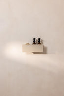 Descarga de SHEA con dos matraces en un fondo minimalista y helénico.