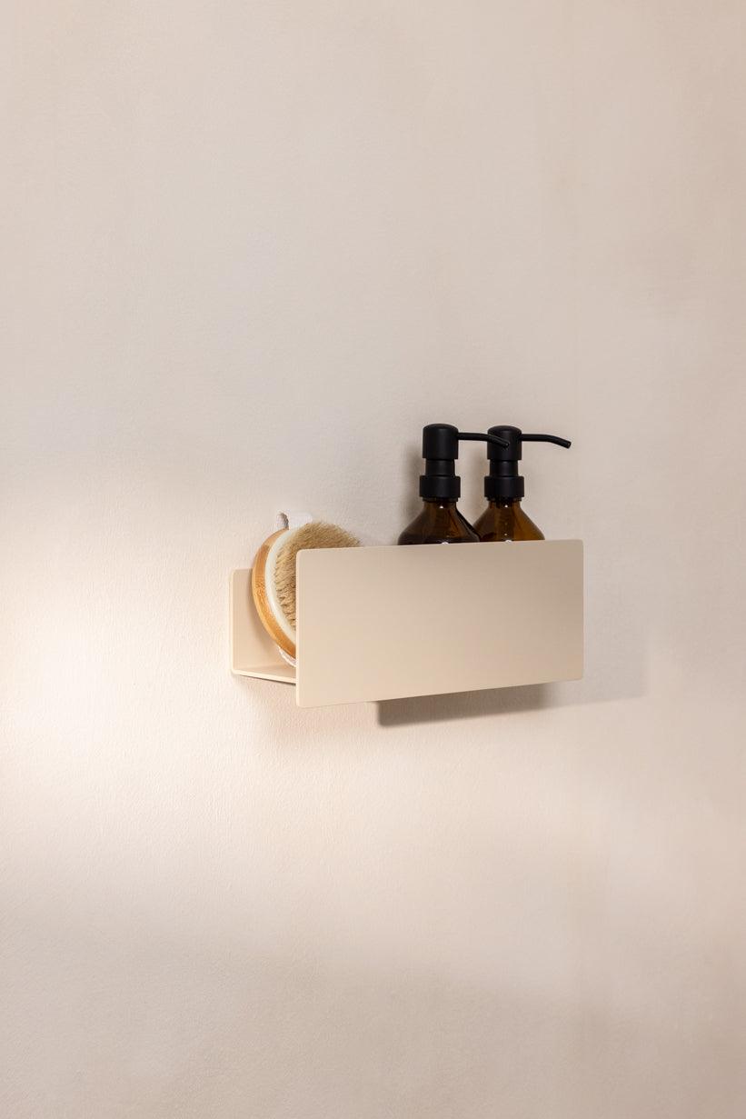 SHEA Duschablage aus Aluminium mit Shampoo- und Duschgel flask sowie einer Bürste in einem minimalistaischen Badezimmer.