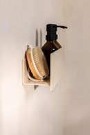 SHEA Duschlage mit einem Seifenspender und einer Bürste an der Wand monttiert im Badezimmer