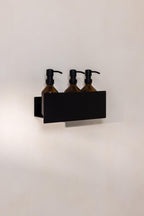 SHEA Duschablage mit drei braunen Flaschen für Düschgel und Shampoo, ideal para un elegante elemento de baño.