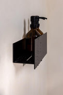 Duschablage SHEA mit braunem Spender für Shampoo or Lotion an der Wand montiert.