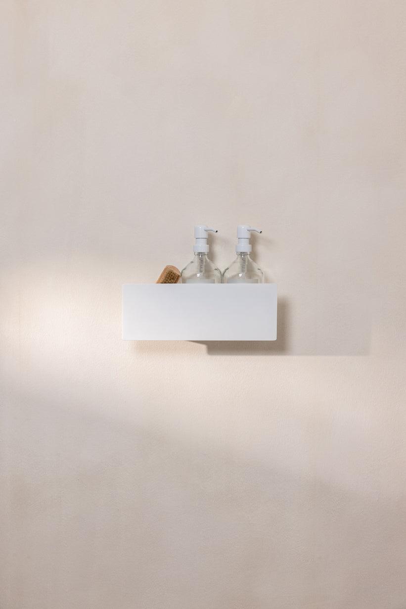 Conexión SHEA en Aluminio con botellas y varitas transparentes, diseño moderno y elegante.