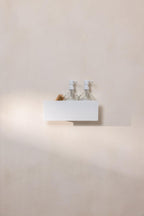 Conexión SHEA en Aluminio con botellas y varitas transparentes, diseño moderno y elegante.