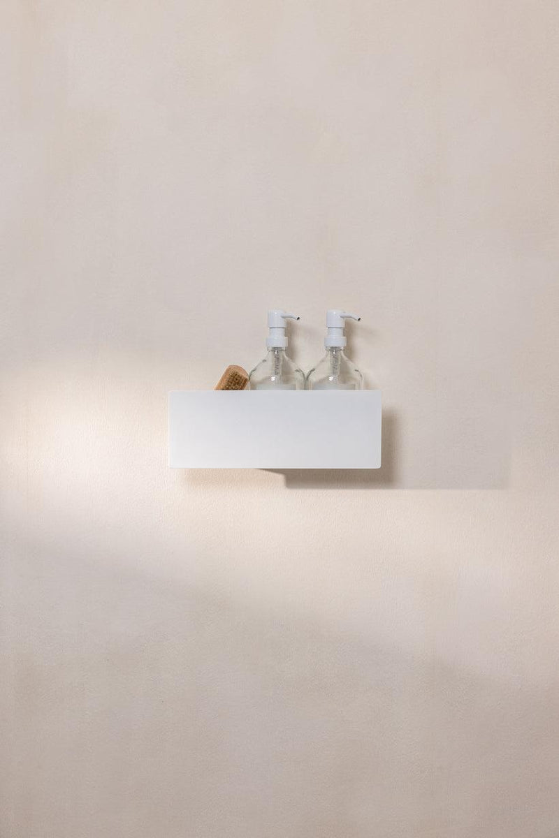 Conexión SHEA en Aluminio con botellas y varitas transparentes, diseño moderno y elegante.